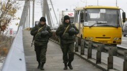 Бойцы Национальной гвардии Украины на одном из мостов в Киеве, архивное фото