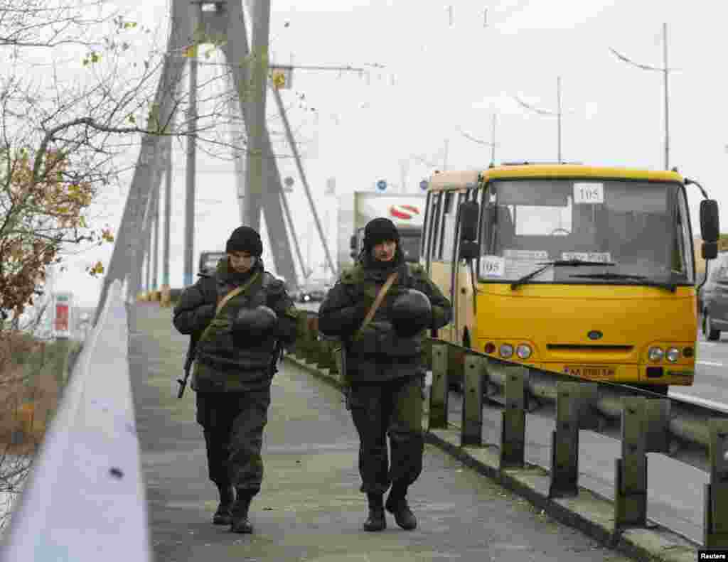 Патруль Национальной гвардии на мосту в Киеве, ноябрь 2015