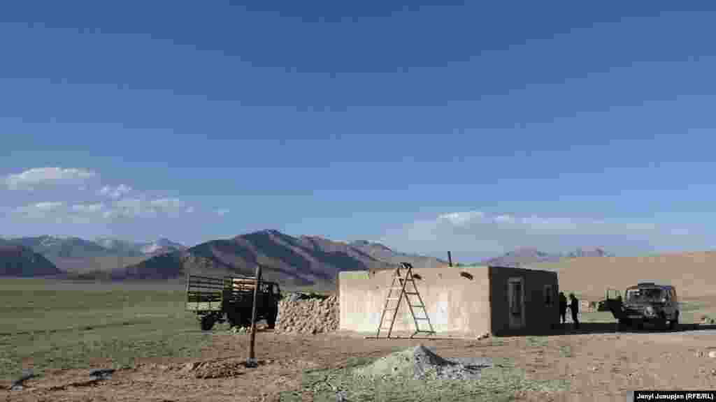 A house on the way to Korumdu pasture. The house stands alone in a wide valley where Zilal and Tajikbay Chonbagyshev live with their granddaughter. Most of their children have gone to Kyrgyzstan.