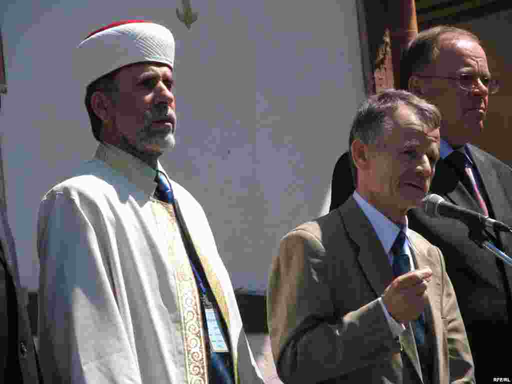 Bağ&ccedil;asarayda Krım tatarlarının m&uuml;ftisi Hacı Emiralı Ablayev (solda), Mustafa Cemilev və Ukrayna prezidentinin təmsil&ccedil;isi Leonid Zhunko, 19 may 2009