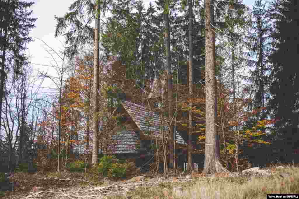 An old wooden church next to the Favorit Chateau