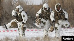 Қазақстандық сарбаздар әскери жаттығу кезінде. Көрнекі сурет.