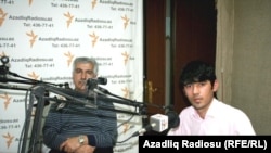 (Soldan sağa) Mahir Qarayev və Kəramət Böyükçöl. Azadlıq Radiosunun Bakı bürosu, "Pen klub" proqramı, 31 mart 2011