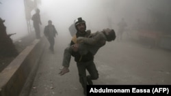 Дамаск маңындағы Шығыс Ғутада әуе шабуылынан кейін зардап шеккен адамды көтеріп әкеле жатқан ерікті. Сирия, 9 қаңтар 2018 жыл.