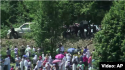 Премьер-министр Сербии Александр Вучич​ покинул церемонию в Сребренице из-за гнева толпы - из толпы в него полетели камни и бутылки. 11 июля 2015