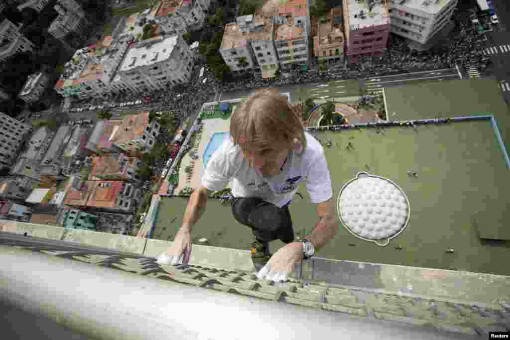 Alain Robert of France, who is known as "Spiderman," climbs up the Habana Libre hotel in Havana. Robert, who scales buildings all over the world without safety equipment, successfully climbed the hotel, which is 126 meters high. (Reuters/Ramon Espinosa)