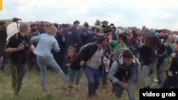 Инцидент произошел в пограничном лагере беженцев Реcке (Roszke) на границе Венгрии и Сербии. 