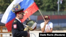 Житель Боснии и Герцеговины пришел на церемонию по случаю приезда в страну министра иностранных дел России Сергея Лаврова