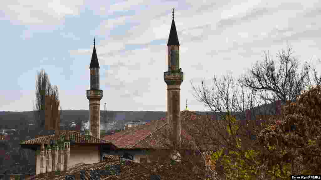Над старыми кварталами возвышается Большая Дворцовая мечеть &ndash; мечеть Ханского дворца