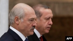 Lideri bjellorus, Alyaksandr Lukashenka (majtas) dhe presidenti turk, Recep Tayyip Erdogan. Fotografi nga arkivi.