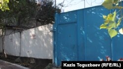 Фрагмент стены старого СИЗО (СИ-1). Алматы, 4 октября 2016 года.