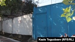 Ворота тюрьмы в Казахстане. Иллюстративное фото.
