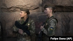  Украинското министерство на защитата е дало обещание на дамите военни подобаващи каски, бронежилетки и униформи за зимата. 