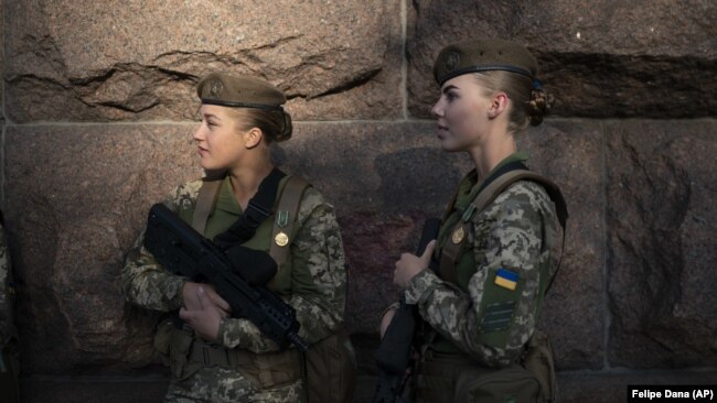 Украинското министерство на отбраната е обещало на жените военни подходящи каски, бронежилетки и униформи за зимата.