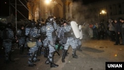 Бійці спецпідрозділу МВС «Беркут» розганяють учасників акції на підтримку євроінтеграції України на майдані Незалежності у Києві, ніч на 30 листопада 2013 року