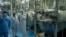 Tehničari Međunarodne agencije za atomsku energiju (IAEA) pregledaju postrojenje za konverziju uranijuma u Isfahanu, Iran, 3. februara 2007. godine.