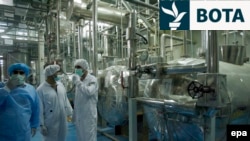 Teknikët e Agjencisë Ndërkombëtare të Energjisë Atomike inspektojnë një uzinë konvertimi të uraniumit në Isfahan, Iran, në vitin 2007.