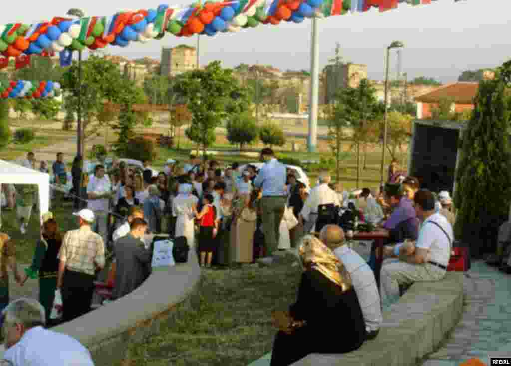 İstanbul Sabantuyı - 2009 - İstanbulda Topkapı mädäniät parkında uzgan tatar sabantuyı. Selman Yeşil fotoları © tawish.org