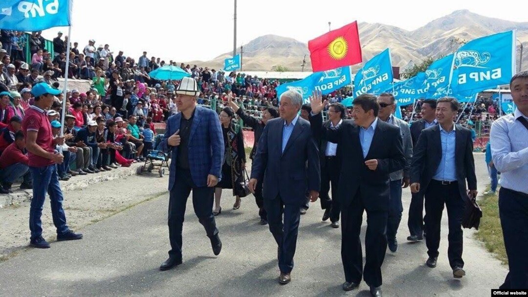 Campaigning Kyrgyz parties, in this case Bir Bol, favor light blue and red in their banners.