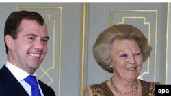 Russian President Dmitry Medvedev (left) meets with Dutch Queen Beatrix in The Hague.