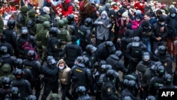 Силовики задерживают участников акции протеста в Минске, Беларусь, 2020 год