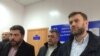 Леонид Волков, его адвокат Владимир Бандура и Алексей Навальный после заседания суда в Новосибирске, 25 марта 2016 года