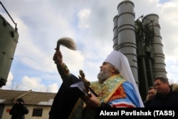Митрополит Платон освящает зенитную ракетную систему С-400, Феодосия, 14 января 2017 года