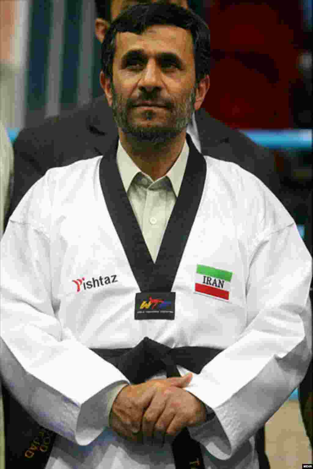 Prezident Mahmud Ahmadinejad karate idmanı üçün geyimdə. 