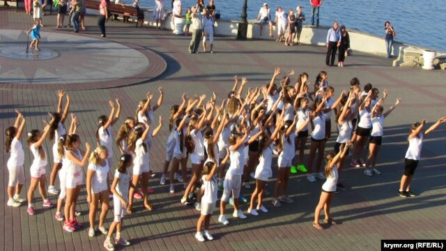 Діти під час флешмобу в День миру на Приморському бульварі в Севастополі