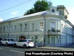 У цьому будинку на вулиці Поварській бували свого часу Гоголь і Тарас Шевченко. Але українське Консульство дозвіл на будинок на Поварській не отримало