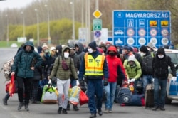 Граница между Украиной и Венгрией: украинские граждане возвращаются домой в разгар пандемии COVID-19