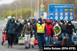 Мигранты на границе Венгрии и Украины. 30 марта 2020 года.