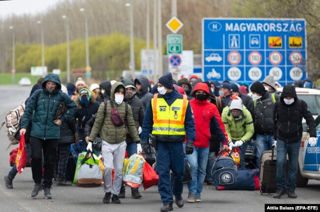 Граница между Украиной и Венгрией: украинские граждане возвращаются домой в разгар пандемии COVID-19