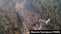 Обломки самолета Ил-76 на месте крушения