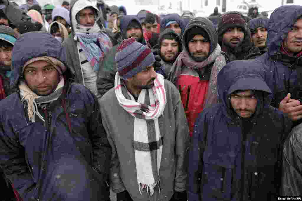 Menekültek várakoznak december 26-án, miközben havazik a Lipa menekülttáborban Boszniában, a horvát határhoz közel. A december 23-án kitört tűz majdnem az egész tábort elpusztította.