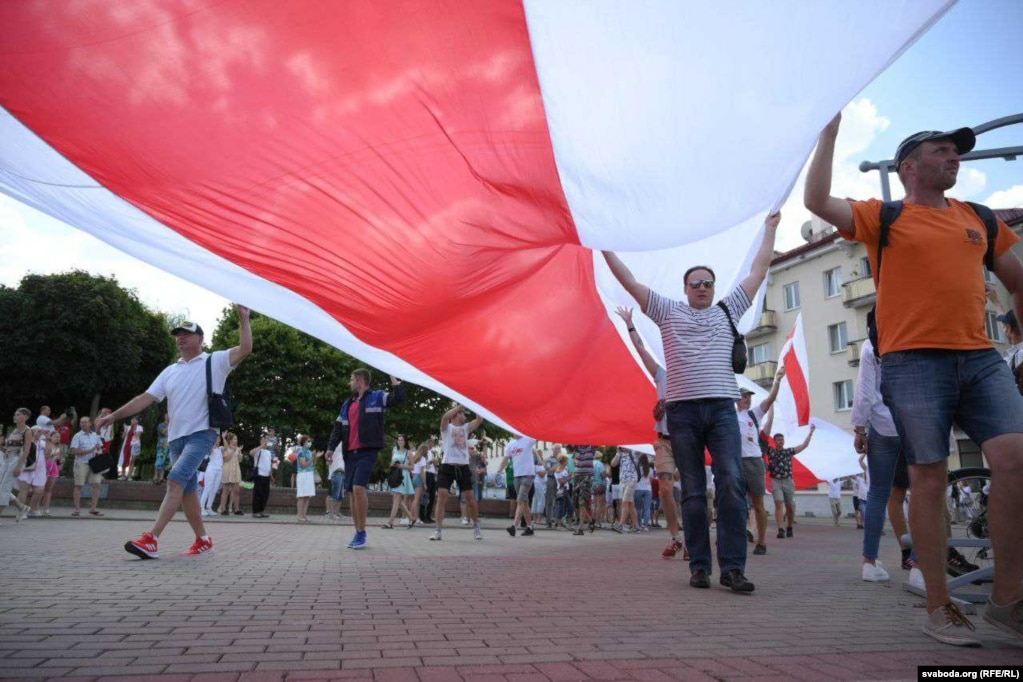 In Grodno versammelten sich Menschen auf dem Sowjetplatz. Dann marschierten ungefähr 10.000 Menschen vom Sowjetplatz (im Stadtzentrum) zum Leninplatz