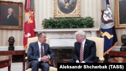 Сергей Лавров и Дональд Трамп во время встречи в Вашингтоне 10 мая 2017 года.