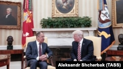 Presidenti i SHBA-së, Donald Trump gjatë takimit me ministrin e Jashtëm rus, Sergei Lavrov në Shtëpinë e Bardhë. 10 maj, 2017