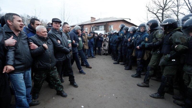 Дар Украина интиқоли мардум аз Вуҳан боиси эътирози хушунатомез шуд