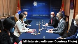 Nebojša Stefanović, aktuelni ministar odbrane Srbije, na sastanku sa Čen Bo, ambasadorkom Kine u Beogradu 26. novembra 2020.