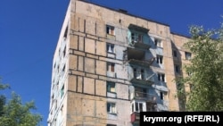 Жилой дом в Донбассе, повреждённый при артобстреле