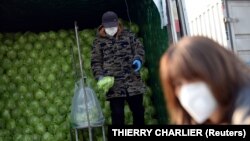 Люди в защитных масках в Пекине. Иллюстративное фото.