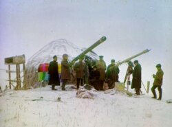 Sergey Prokudin-Gorskiy (chapdan ikkinchi) Tyanshan tog‘lari ustida quyosh tutilishini kuzatish uchun bulut tarqashini kutmoqda. 1 yanvar 1907 yil