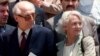 Бывший лидер ГДР Эрик Хонеккер в момент встречи в аэропорту в Чили со своей женой Марго Хонеккер, куда он прибыл после освобождения германским судом по причине тяжелой болезни. Сантьяго, 14 января 1993 года. 