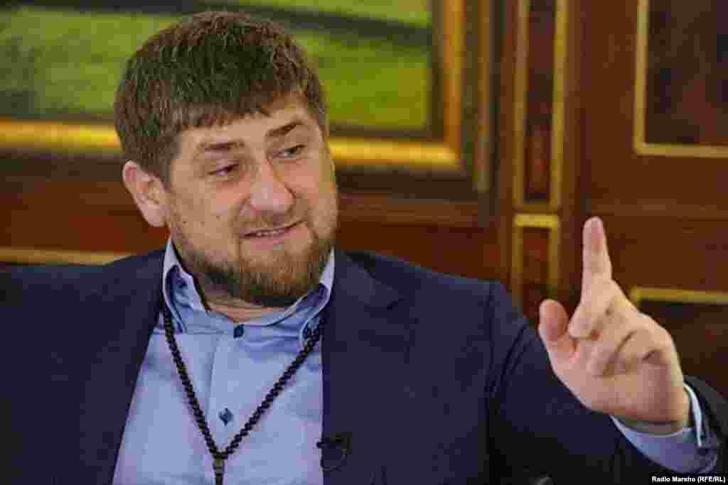 "Тахана ас сацам тIеэцна санкцийн тептар кхолла, цунна юкъавохуьйтур ву ас Iамеркан президент Обама Барак, Еврокомиссин куьйгалхо Баррозу Жозе Мануэл, Европан Бертан куьйгалхо Ван Ромпей ХIерман, Евробертан арахьарчу политикан декъан коьрта векал Эштон Кэтрин а, Европарламентан гIантда Шульц Мартин а. Ас тIедожийна банкашкахула церан ахча, активаш лелар дехка. Ишта доьхку царна Нохчийчу бахкар а". («Сегодня я принял решение создать санкционный список и включить в него президента США Барака Обаму, председателя Еврокомиссии Жозе Мануэла Баррозу, председателя Евросовета Хермана Ван Ромпея, верховного представителя ЕС по иностранным делам и политике безопасности Кэтрин Эштон, председателя Европарламента Мартина Шульца. Я поручил заморозить их банковские счета и любые активы. Перечисленным политикам запрещен въезд в Чеченскую Республику».) 