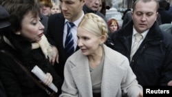 Украинанын мурдагы өкмөт башчысы, азыркы оппозициялык саясатчы Юлия Тимошенко колдоочуларынын алдында, 2010-жылдын 27-декабры. 