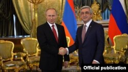 Президенты Армении и России - Серж Саргсян (справа) и Владимир Путин - в Москве , 15 марта 2017 г.