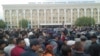 Участники митинга против продажи земли в Кызылорде 1 мая 2016 года.