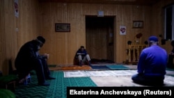 Молитва в мечети в Панкисском ущелье, архивное фото