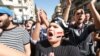  صد‌ها معترض لبنانی راه عبور کاميون‌های سوخت به سوريه را بستند